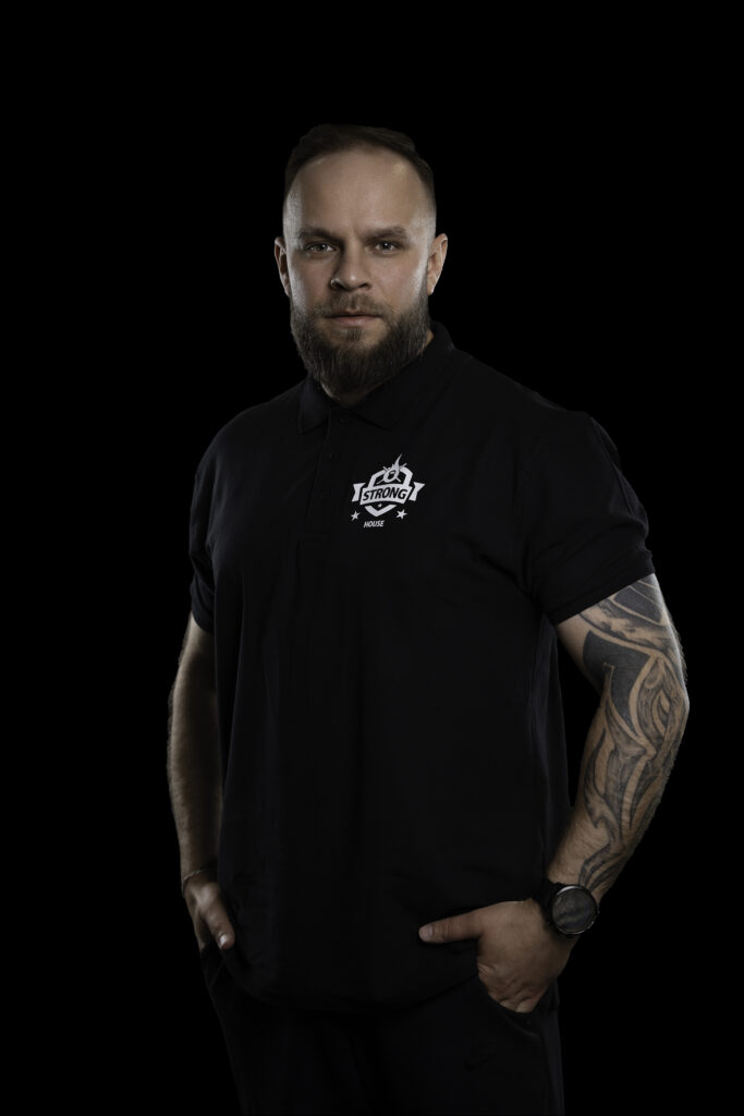 Trener personalny i założyciel Bartek Walciszewski Strong House