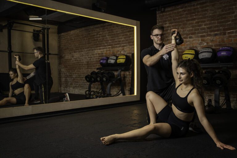 Trening siłowy w nowoczesnej siłowni.