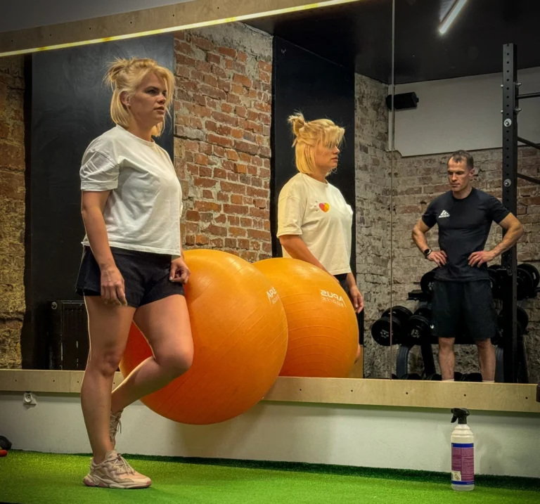 Jak zrobić metamorfozę sylwetki w Krakowie? Trening siłowy, dieta i opieka trenera w kameralnej siłowni Strong House.